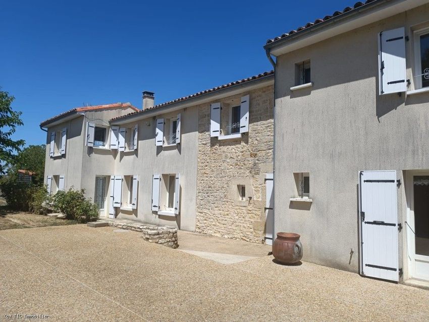 Image Façade à  maison de village de Ruffec