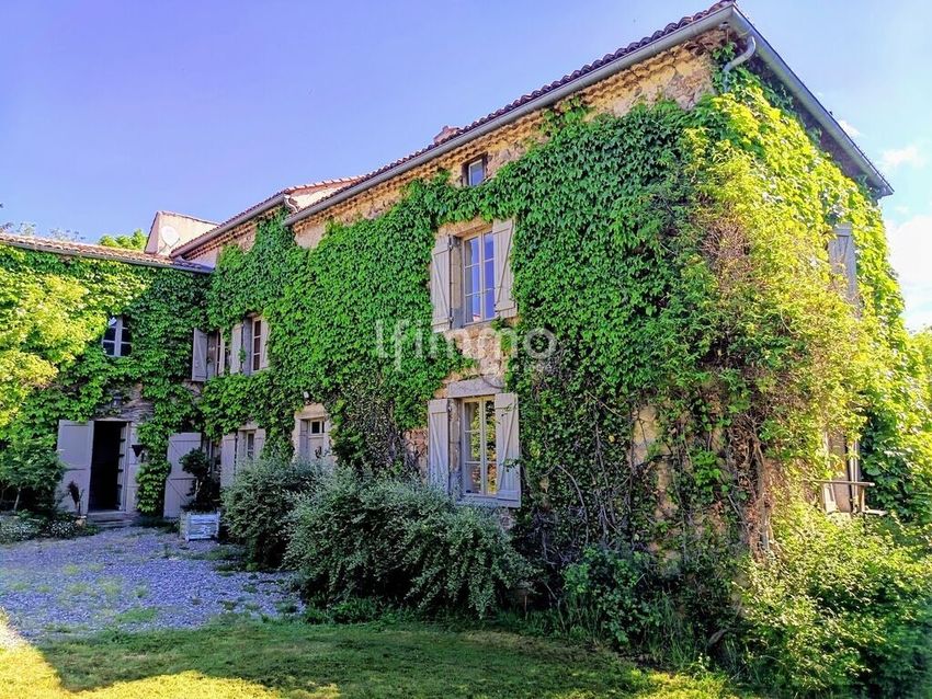 Image Façade à  propriété agricole de Sugères
