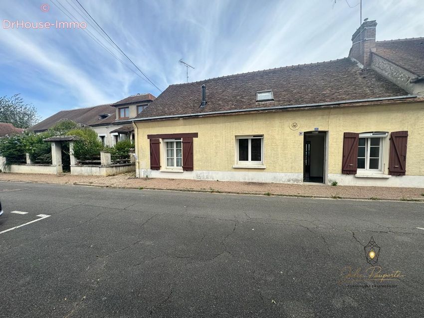 Image Façade à  villa de Gy-les-Nonains