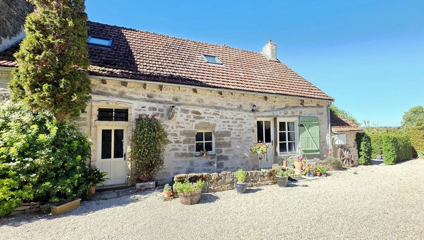 Image Façade à  maison de village de Saint-Thibault