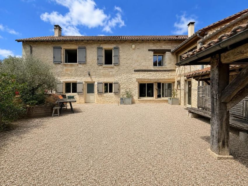 Image Façade à  maison individuelle de Savignac-les-Églises