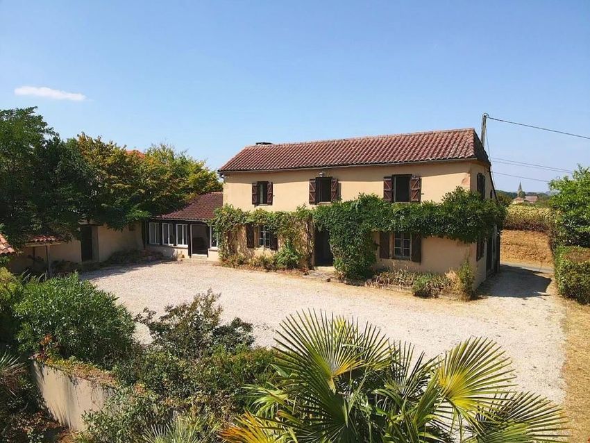 Image Façade à  propriété agricole de Troncens