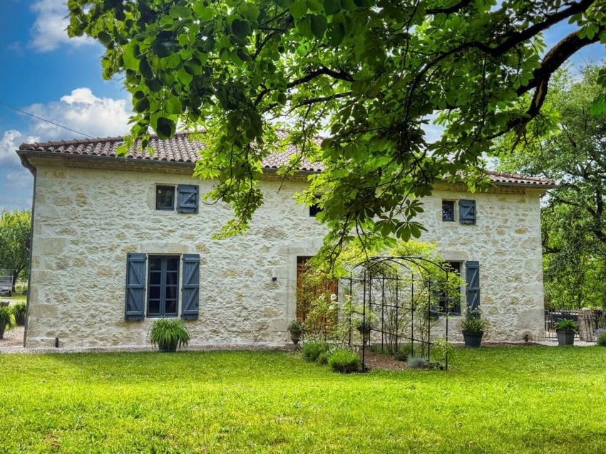 Image Façade à  propriété agricole de Cazeneuve