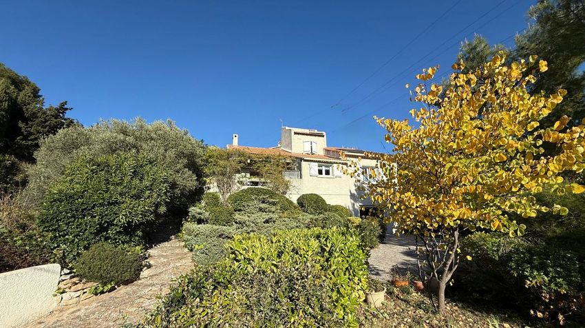 Image Façade à  villa de Allauch