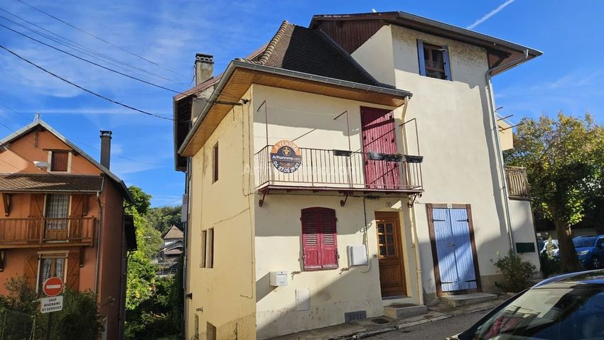 Image Façade à  maison de village de 12 Place du Marché