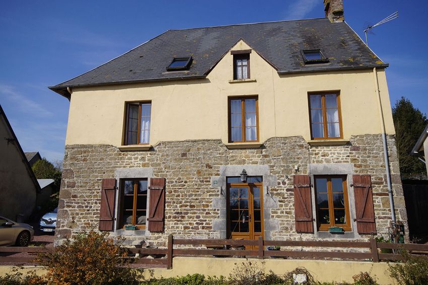 Image Façade à  maison individuelle de Saint-Martin-de-Cenilly