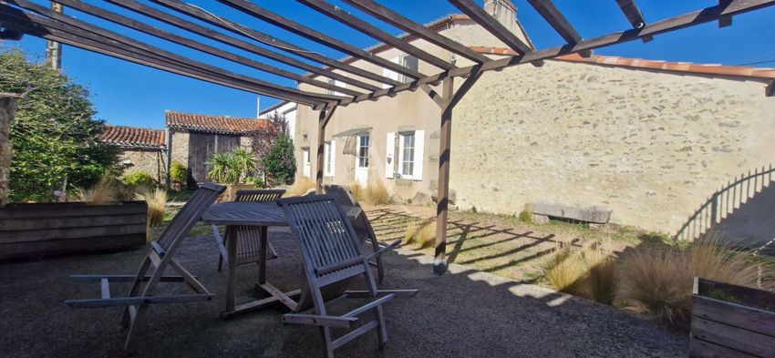 Image Façade à  maison mitoyenne de Nesmy