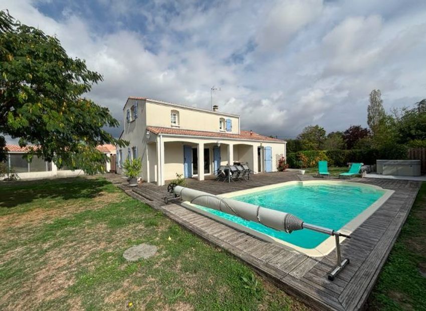 Image Piscine à  maison individuelle de Fors