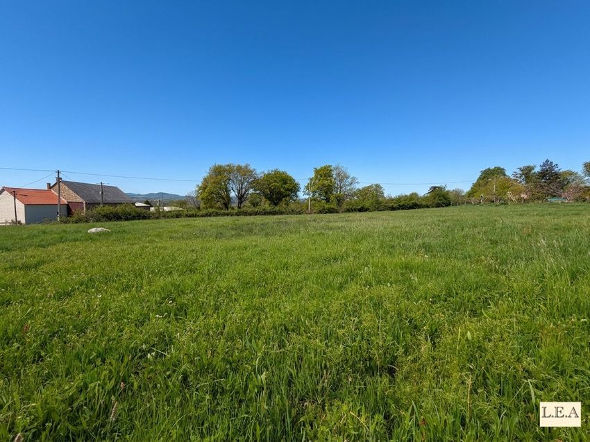 Image Vue à terrain de Blot-l'Église