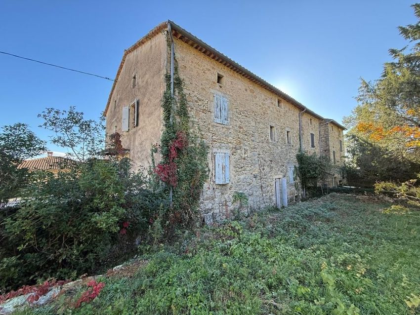 Image Façade à  maison de village de Banne