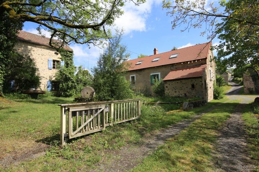 Image Façade à  propriété agricole de Luzy