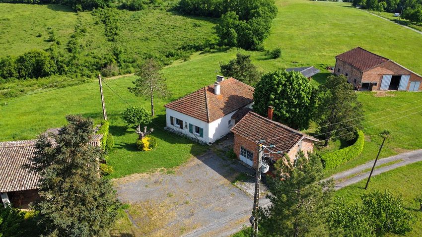 Image Façade à  propriété agricole de Montesquieu