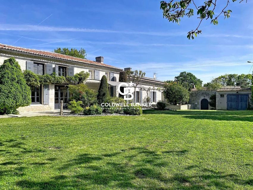 Image Façade à  maison de maître de Corme-Royal