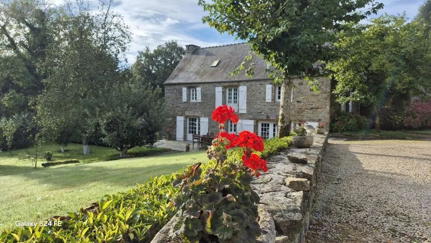 Image Façade à  maison individuelle de Ploudiry