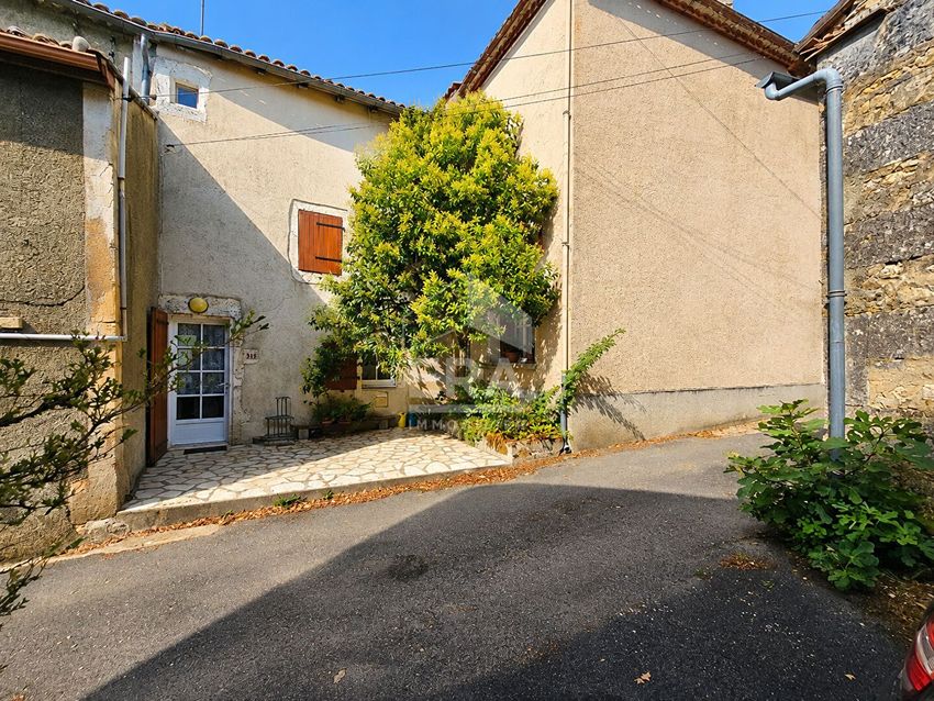 Image Façade à  maison mitoyenne de Bouëx