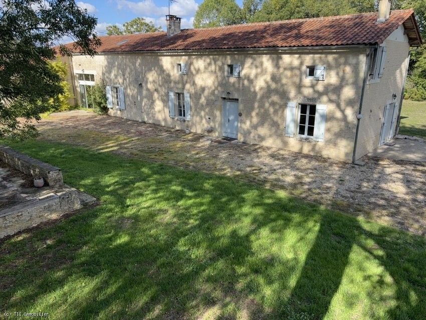 Image Façade à  maison individuelle de Aigre