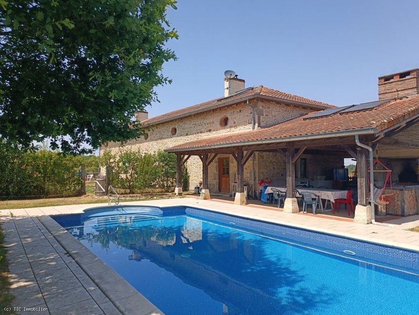 Image Piscine à  maison individuelle de Charroux