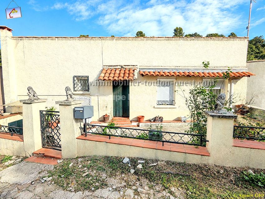 Image Façade à  villa de Signes