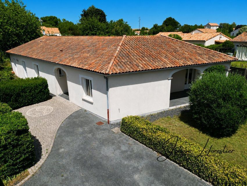 Image Façade à  villa de Smarves
