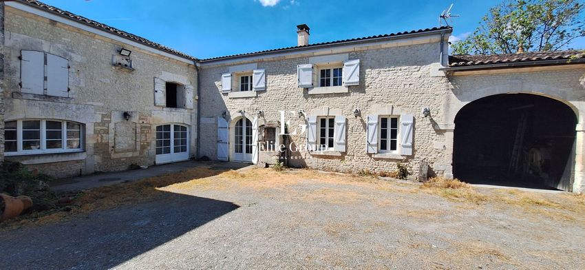 Image Façade à  maison mitoyenne de Criteuil-la-Magdeleine