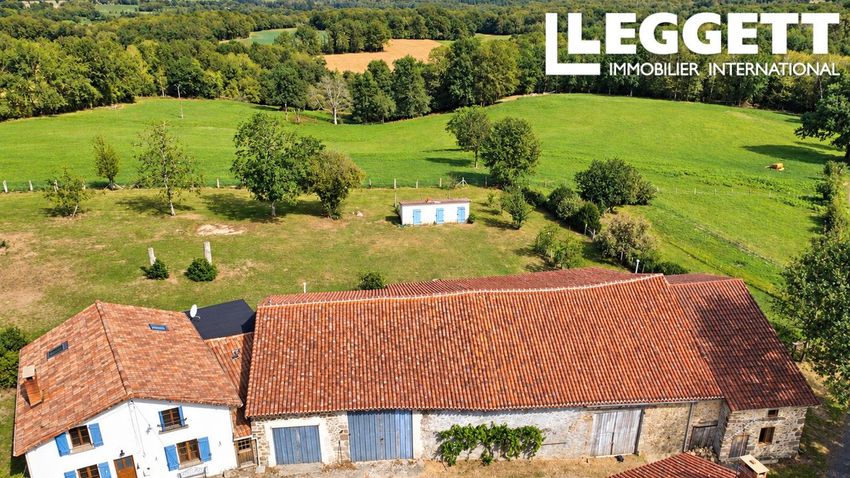 Image Façade à  propriété agricole de Montrollet