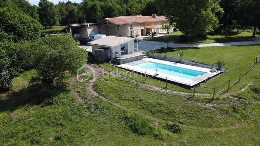 Image Piscine à  maison individuelle de Bayas