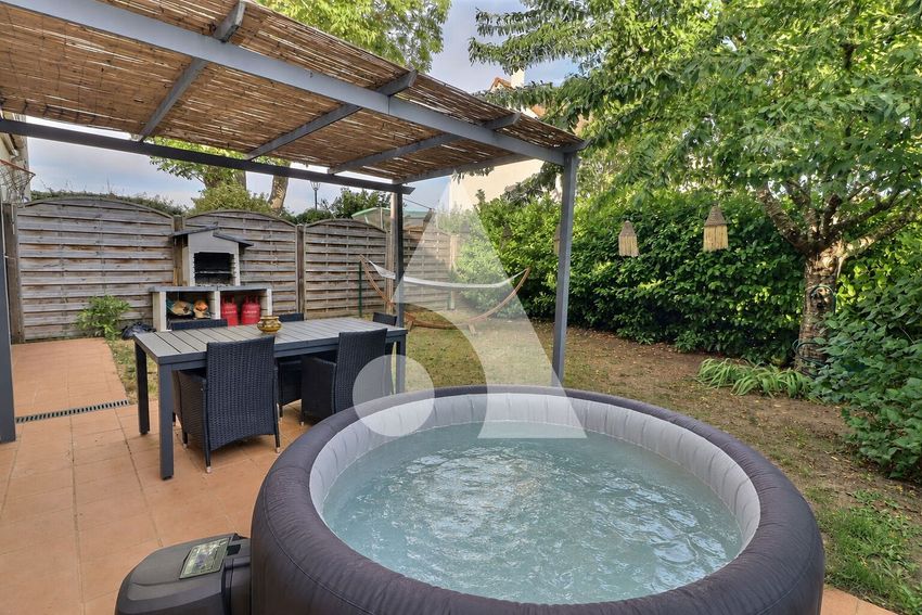 Image Piscine à  maison mitoyenne de Ennery
