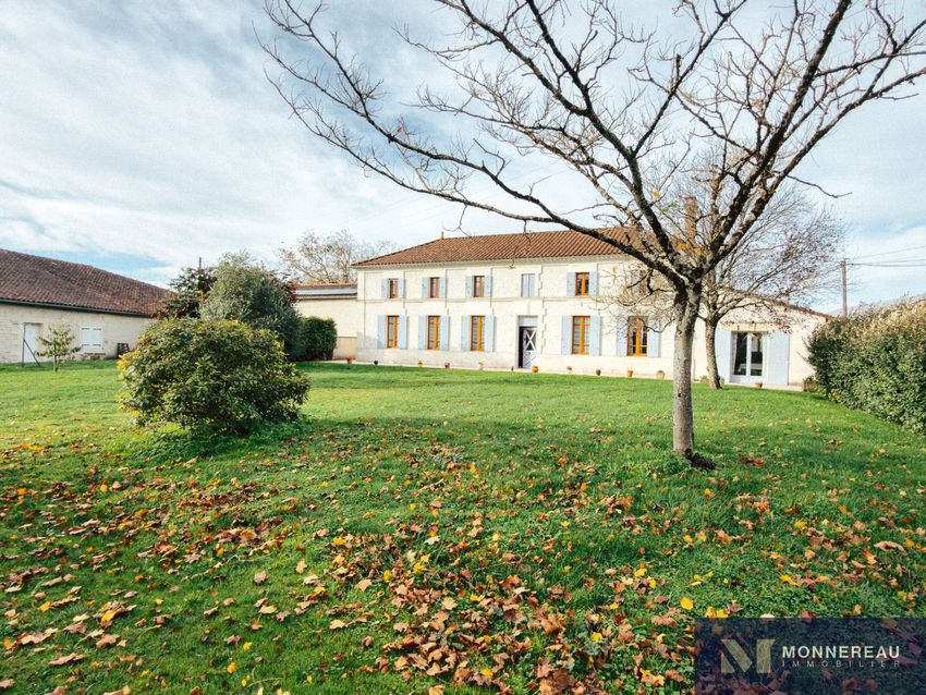 Image Façade à  maison individuelle de Baignes-Sainte-Radegonde