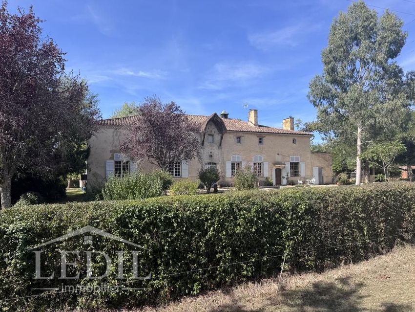 Image Façade à  propriété agricole de Castelnau d'Auzan Labarrère
