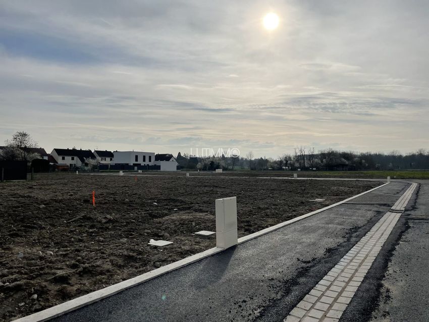 Image Vue à terrain de Sans numéro Rue du Gazon
