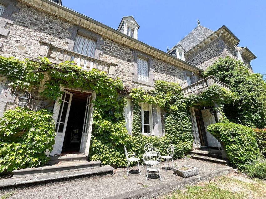 Image Façade à  propriété agricole de Anglards-de-Salers