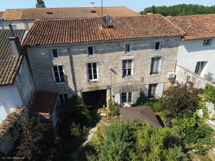 Image Façade à  maison mitoyenne de Aigre