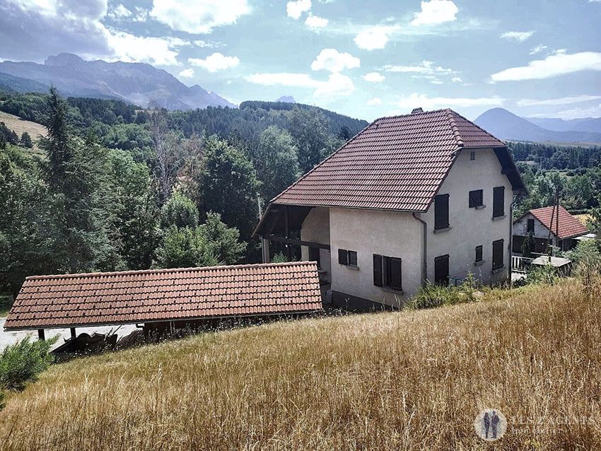 Image Façade à  villa de Mens