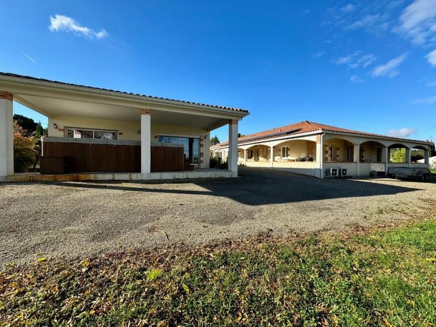 Image Façade à  propriété agricole de L'Honor-de-Cos