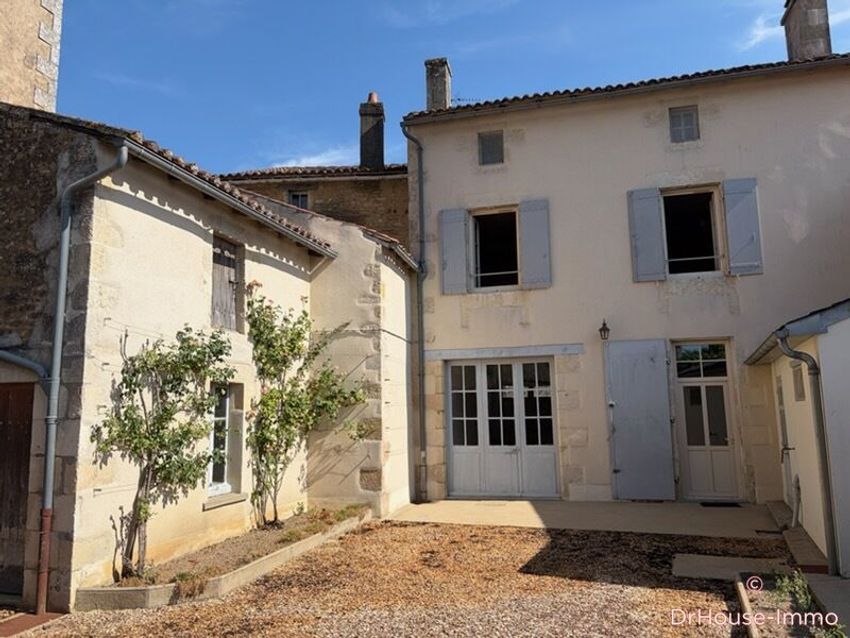 Image Façade à  maison jumelée de Gençay