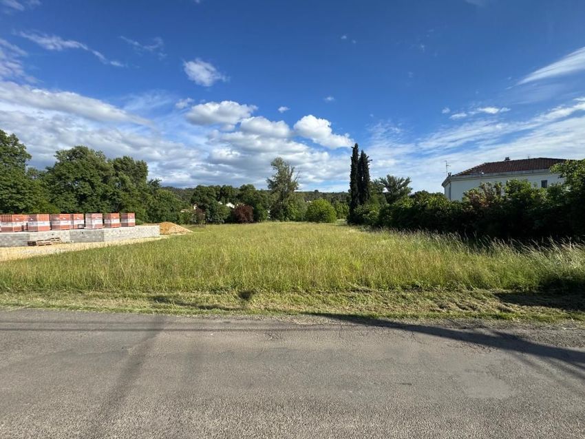Image de terrain à Saint-Julien-les-Rosiers
