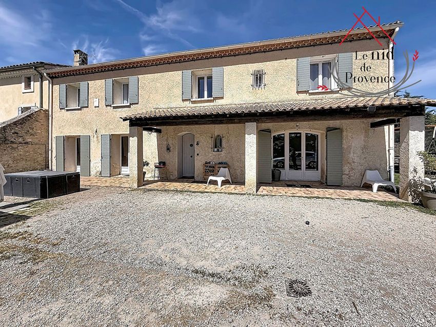 Image Façade à  maison mitoyenne de Pernes-les-Fontaines