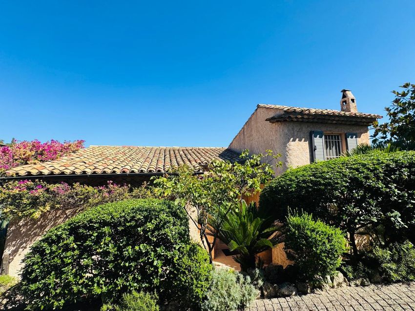Image Façade à  propriété agricole de Roquebrune-sur-Argens