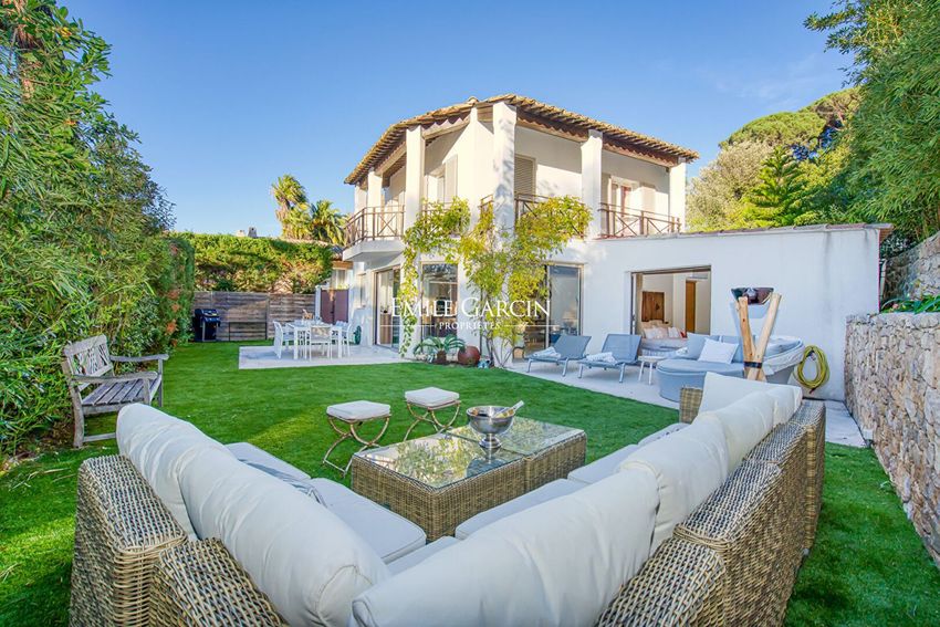 Image Façade à  villa de Saint-Tropez