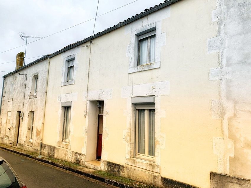 Image Façade à  maison de village de Avy