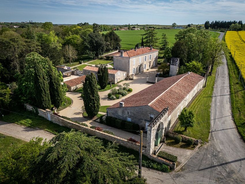 Image Façade à  manoir de Longèves