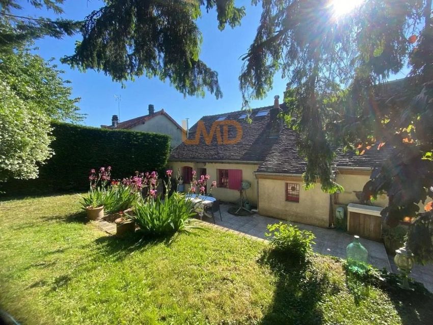 Image Façade à  maison de village de Couëtron-au-Perche