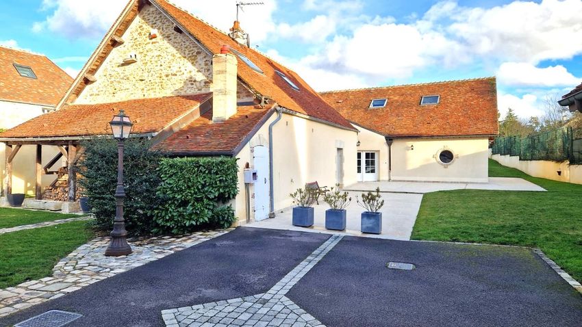 Image Façade à  manoir de Auxerre