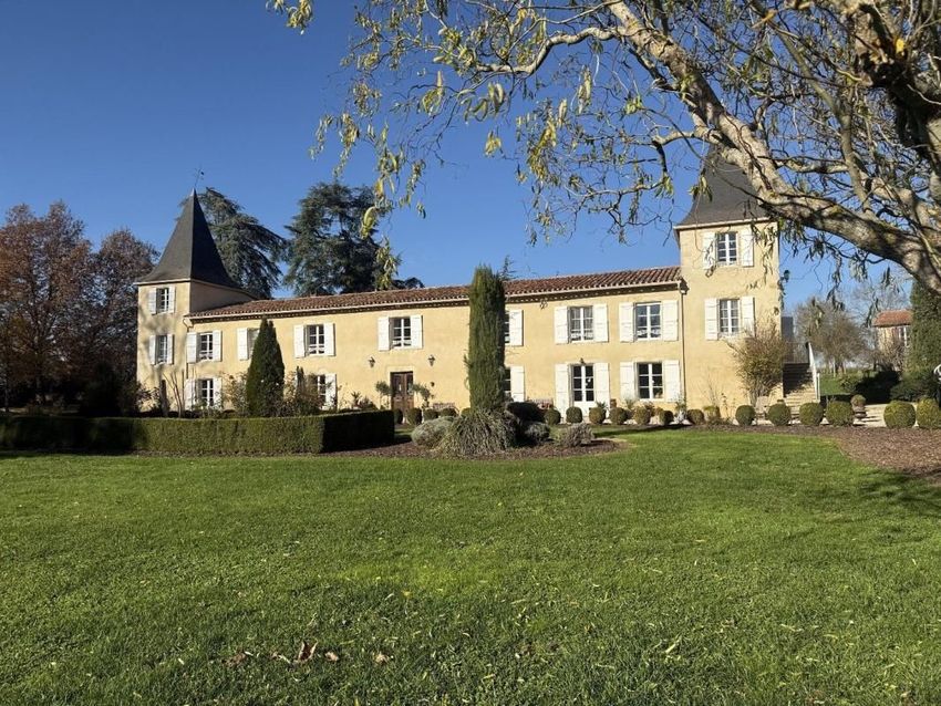 Image Façade à  propriété agricole de Cazeneuve