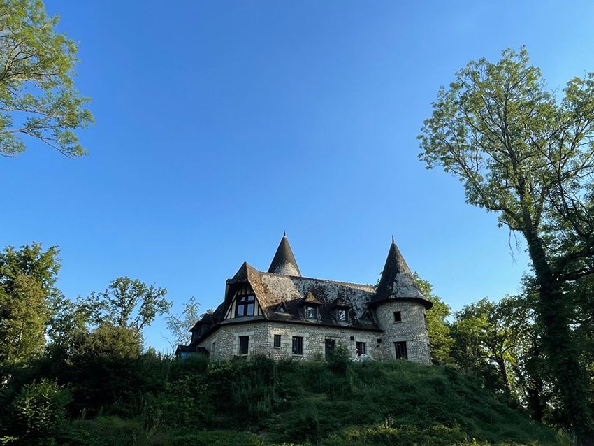 Image Façade à  manoir moderne de Saint-Cyr-la-Campagne
