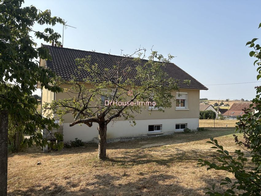 Image Façade à  villa de Oyré