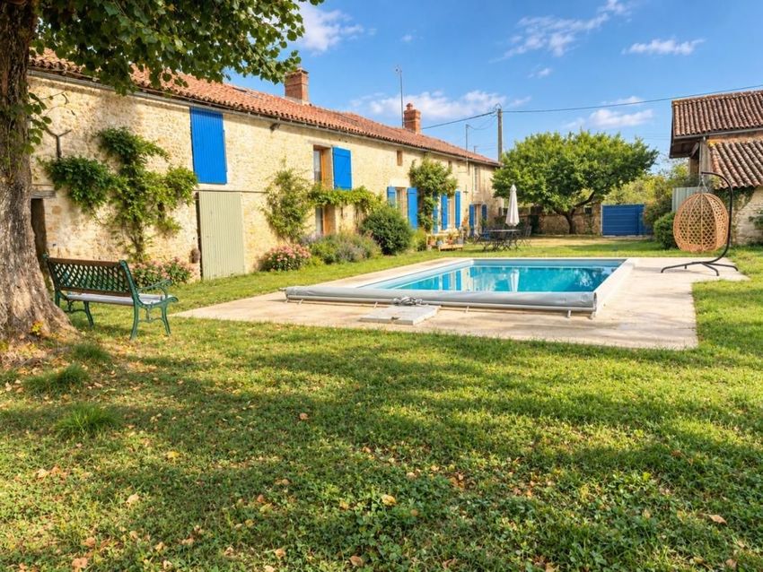 Image Piscine à  maison individuelle de Thénezay