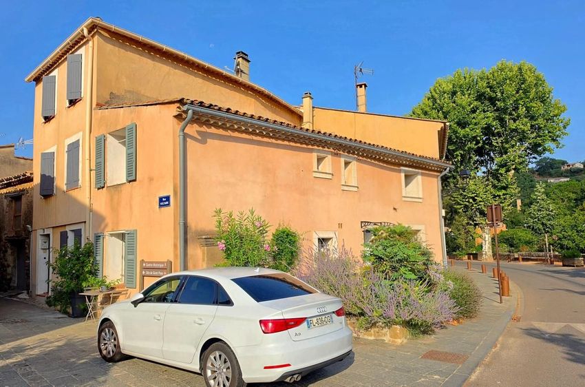 Image Vue à  maison de village de Collobrières