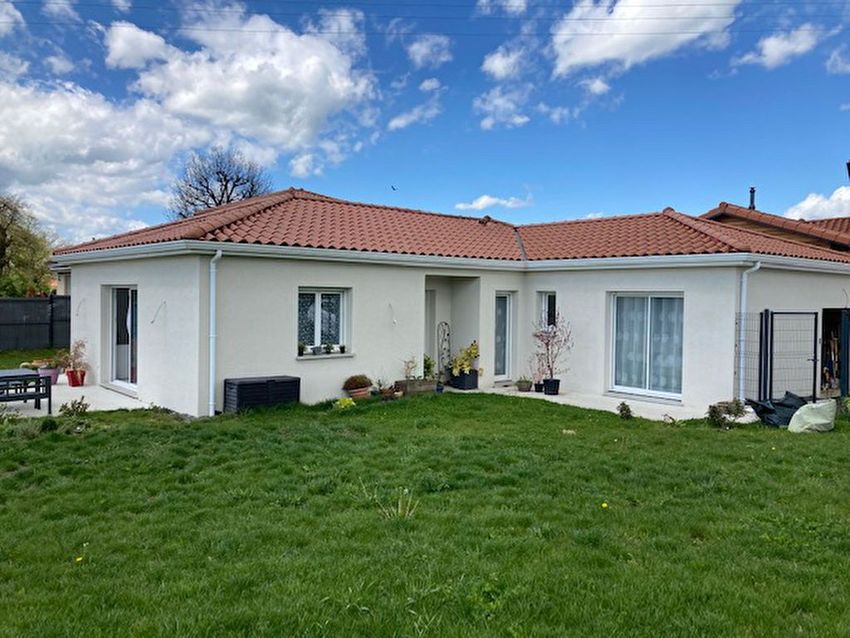 Image Façade à  villa de Saint-Galmier