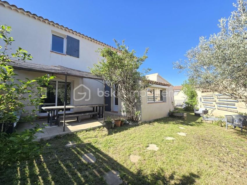 Image Façade à  propriété agricole de Lauris